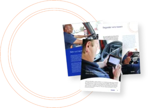 Pages intérieures d'une brochure en français présentant des conducteurs de Quality Carriers utilisant des tablettes télématiques ISAAC.